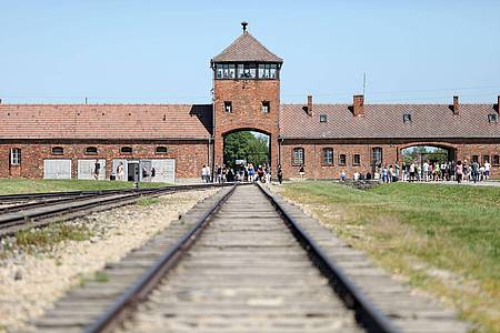 Das Tor des früheren deutschen Vernichtungsslagers Auschwitz.