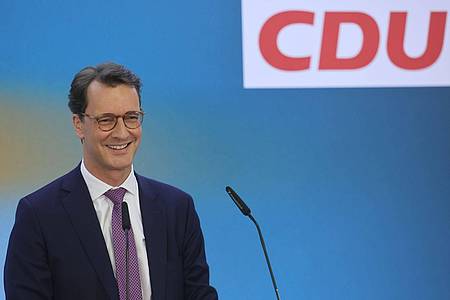 Der bisherige NRW-Ministerpräsident und CDU-Spitzenkandidat für die Landtagswahl in Nordrhein-Westfalen, Hendrik Wüst, steht bei der Wahlparty seiner Partei auf der Bühne.