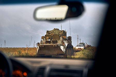 Ukrainische Militärfahrzeuge fahren auf einer Landstraße im befreiten Gebiet in der Region Charkiw.