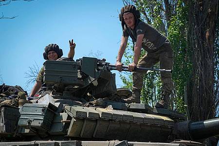 Zwei ukrainische Soldat auf einem Panzer in Donezk.