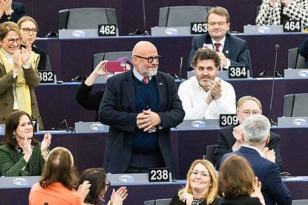 Marc Angel (M, LSAP, Fraktion S&D) steht im Europäischen Parlament und nimmt nach seiner Wahl zum Vizepräsidenten des Europäischen Parlaments Applaus entgegen.
