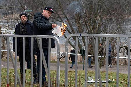Der rechtsextreme Politiker Rasmus Paludan verbrennt in Stockholm in der Nähe der türkischen Botschaft einen Koran.