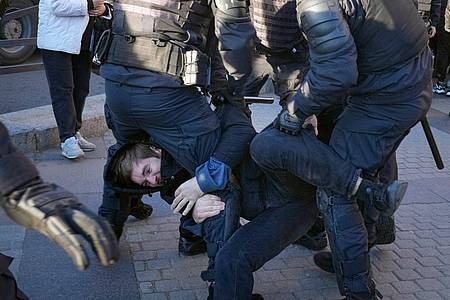 Russische Polizisten halten einen Demonstranten fest während eines Protestes gegen die russische Teilmobilisierung in St. Petersburg.
