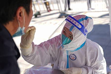 Eine medizinische Angestellte testet einen Anwohner im Bezirk Daxing auf das Coronavirus.