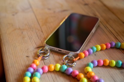 Smartphone an der bunten Kette