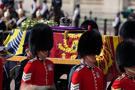 Der in die königliche Standarte gehüllte Sarg von Königin Elizabeth II. mit der kaiserlichen Staatskrone wird auf einer von Pferden gezogenen Lafette der Royal Horse Artillery vom Buckingham Palace zur Westminster Hall in London gefahren.