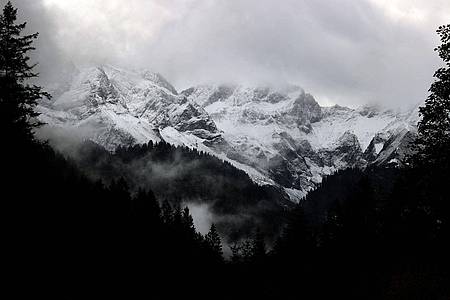 Schnee und Wolken in den Alpen.