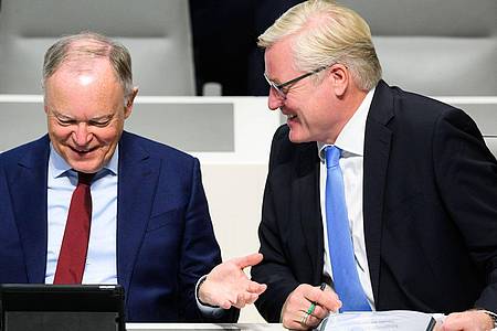 Gute Laune bei SPD und CDU: Niedersachsens Minsterpräsident Stephan Weil freut sich zusammen mit Wirtschaftsminister Bernd Althusmann von der CDU.
