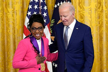 US-Präsident Joe Biden überreicht der Soulsängerin Gladys Knight die National Medal of the Arts.