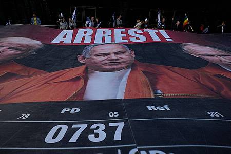Demonstranten fordern die Verhaftung von Regierungschef Benjamin Netanjahu.