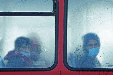Eine Gruppe von Menschen, bei denen es sich vermutlich um Migranten handelt, in einem Bus in Dover.