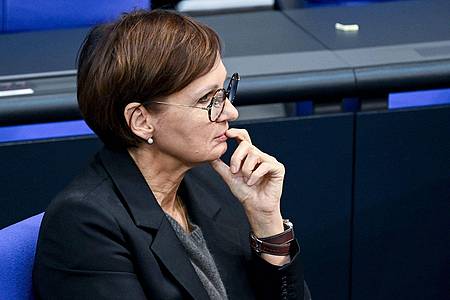 Bildungsministerin Bettina Stark-Watzinger (FDP) verfolgt eine Sitzung im Bundestag.
