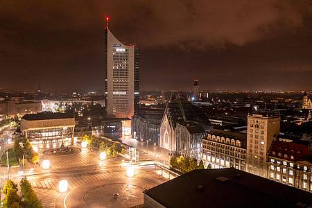 Die Gebäude der Leipziger Innenstadt sind aufgrund der Energiekrise nicht mehr angestrahlt.