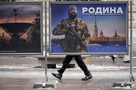«Wir verteidigen das Vaterland» steht auf diesem Plakat im russischen St. Petersburg.