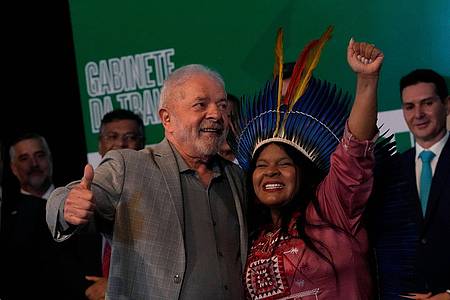 Sonia Guajajara an der Seite von Brasiliens Staatschef Luiz Inacio Lula da Silva.