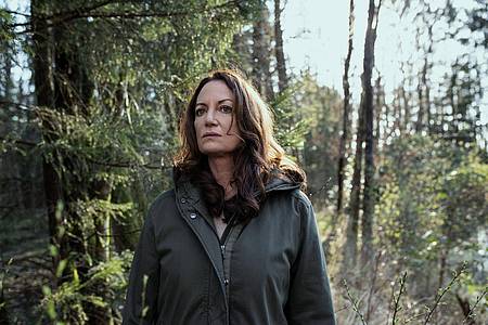Jana (Natalia Wörner) findet im Wald den Laptop einer Ermordeten.