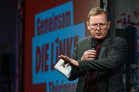 Thüringens Ministerpräsident Bodo Ramelow spricht zu den Genossen seiner Partei Die Linke.