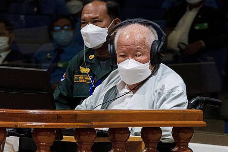 Khieu Samphan, ehemaliger Staatschef der Roten Khmer, sitzt in einem Gerichtssaal während einer Anhörung vor dem Kriegsverbrechertribunal in Phnom Penh, Kambodscha.