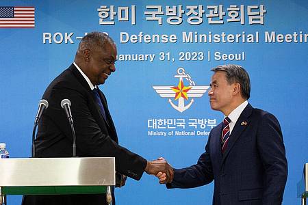 Lloyd Austin (l), US-Verteidigungsminister,  schüttelt dem südkoreanischen Verteidigungsminister Lee Jong Sup nach einer gemeinsamen Pressekonferenz die Hand.