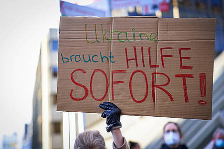 Schild mit der Aufschrift Ukraine braucht Hilfe Sofort
