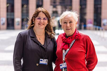 Antonia Kieper aus Köln (l) und Wiktoria Tyszka-Ulezalka aus Posen (r) stehen in einem Gebäude des Europäischen Parlaments. Die beiden Frauen nehmen an der Konferenz zur Zukunft Europas teil.