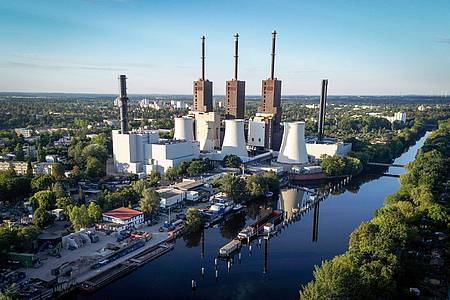 Blick auf das Vattenfall-Heizkraftwerk auf Erdgasbasis in Berlin Lichterfelde.