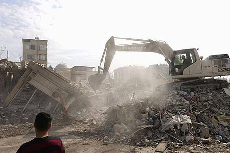 Aufräumarbeiten nach den Beben in der südosttürkischen Stadt Kahramanmaras Ende Februar. (Archivbild)