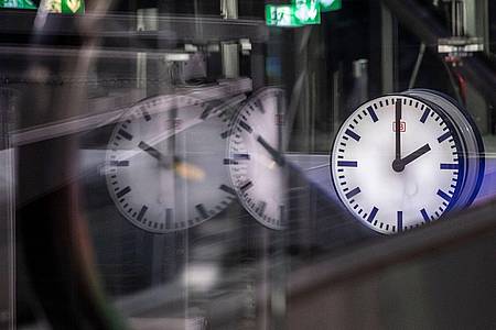Eine Uhr auf einem Gleis im Berliner Hauptbahnhof: Gibt es immer weniger Zeigeruhren? Und: Können junge Leute die überhaupt noch lesen?