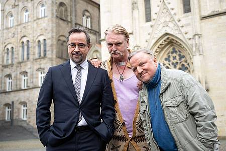 Die Schauspieler Jan Josef Liefers (Prof. Karl-Friedrich Boerne), Detlev Buck (als Stadtschreiber Stan Gold) und Axel Prahl (als Kommissar Thiel) posieren in Münster für die Fotografen.