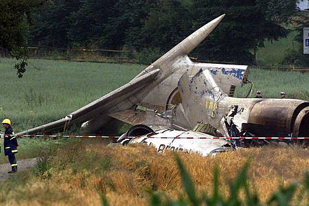 Das zerstörte Leitwerk der abgestürzten Tupolew-Maschine liegt bei Überlingen am Bodensee auf einem Feld (2002).