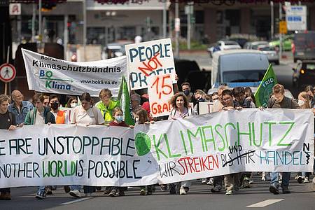 Eine Kundgebung der Bewegung Fridays for Future in Bochum. Große deutsche Umweltorganisationen fordern von Kanzler Olaf Scholz (SPD) mehr Ehrgeiz beim Klimaschutz.