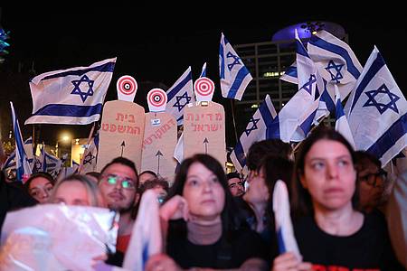Kritiker sehen durch die Reform die Gewaltenteilung in Gefahr und warnen, dass sich Israel in eine Diktatur verwandeln könnte.
