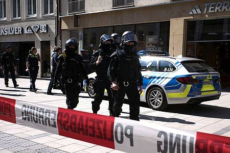 Großeinsatz der Polizei am Donnerstag in München nach einem blutig ausgetragenen Streit zwischen Nachbarn.