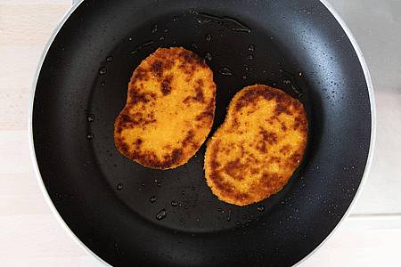 Bei einem Test von 18 Veggieschnitzeln wurde jedes dritte Produkt mit «gut» bewertet und kam den klassischen panierten Hähnchen- oder Schweinefleisch-Schnitzeln sehr nahe.