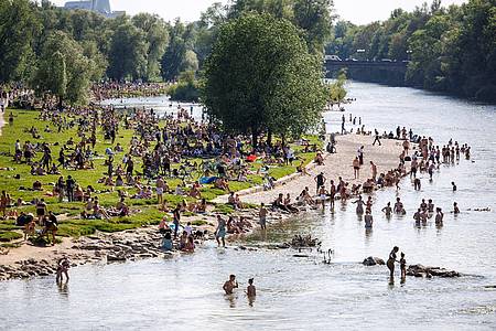 Nicht nur Badeseen sind beliebt zum Abkühlen an heißen Tagen, sondern auch Flüsse - wie hier die Isar in München. Doch gerade in der Mitte der Gewässer ist die Strömung oft stark.