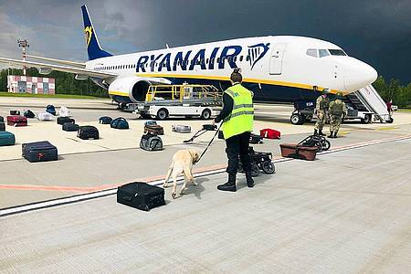 Die Ryanair-Maschine, in der Sofia Sapega und Roman Protassewitsch saßen, war vor einem Jahr von den belarussischen Behörden wegen einer angeblichen Bombendrohung zur Landung in Minsk gezwungen worden. Dabei wurden die beiden festgenommen.