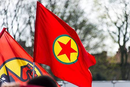 Die Fahne der auch in Deutschland verbotenen kurdischen Arbeiterpartei PKK auf einer Demonstration in Hamburg (Archivbild).