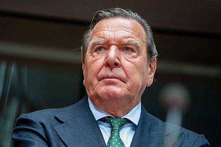 Altkanzler Gerhard Schröder (SPD) wird in Deutschland immer heftiger kritisiert.
