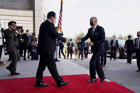 US-Präsident Joe Biden (r) trifft den südkoreanischen Präsidenten Yoon Suk Yeol im Volkshaus in Seoul.