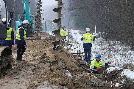Arbeiter beim Bau des ersten Teils einer rund 180 Kilometer langen und 5,5 Meter hohen Metallmauer im Januar dieses Jahres.