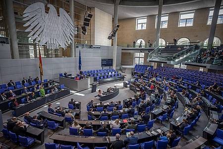 Das geplante «Deutschlandticket» ist mit einem Einführungspreis von 49 Euro im Monat zum 1. Mai geplant - die Finanzierung soll heute im Bundestag beschlossen werden.