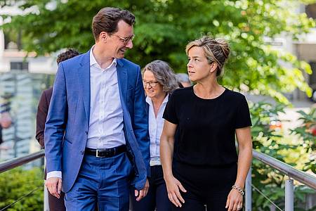 Hendrik Wüst (l, CDU), Ministerpräsident von Nordrhein-Westfalen, und Mona Neubaur, Spitzenkandidatin und Landesvorsitzende (Bündnis 90/Die Grünen), kommen zu ersten Sondierungsgesprächen zusammen.
