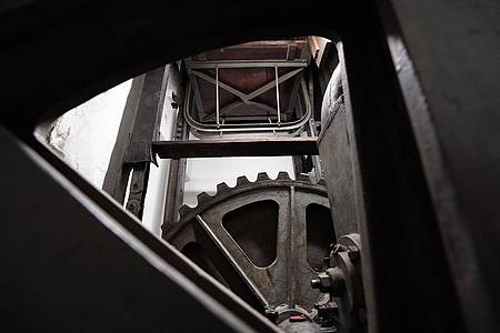 Blick auf die Zahnräder im Maschinenraum des wohl ältesten Paternosters der Welt im Flüggerhaus.