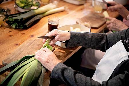 Auch bei Kau- und Schluckbeschwerden sollten ältere Menschen nicht auf Gemüse verzichten. Es lässt sich zum Beispiel weich dünsten oder zu einer Suppe pürieren.