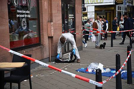 Bei der Kontrolle am Montagabend in der Mannheimer Innenstadt war der 47-Jährige zusammengebrochen und zunächst wiederbelebt worden - später aber im Krankenhaus gestorben.