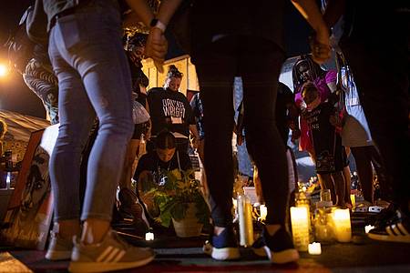 Angehörige und Freunde von Daunte Wright nimmt in Minneapolis an einer Gedenkveranstaltung teil (Archivbild). Der 20-Jährige war im April 2021 nördlich der Metropole bei einem Polizeieinsatz erschossen worden.