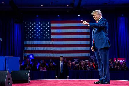 Auf der «Conservative Political Action Conference», kurz CPAC, begrüßt Donald Trump sein Publikum.