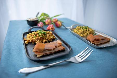 Die Frühstücksklassiker Rührei und Lachs lassen sich ganz einfach in vegan mit Hilfe von Tofu und Karotten zubereiten.