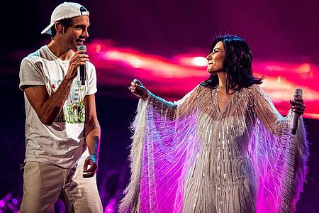 Laura Pausini und Mika, die Moderatoren und Gastgeber, singen bei der Generalprobe für das zweite Halbfinale beim Eurovision Song Contest (ESC).