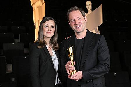 Die Schauspielerin Alexandra Maria Lara und der Regisseur Florian Gallenberger bei einem Fototermin  zur Bekanntgabe der Nominierungen für den Deutschen Filmpreis im Mai. Die Auszeichnungen werden am 24. Juni verliehen.